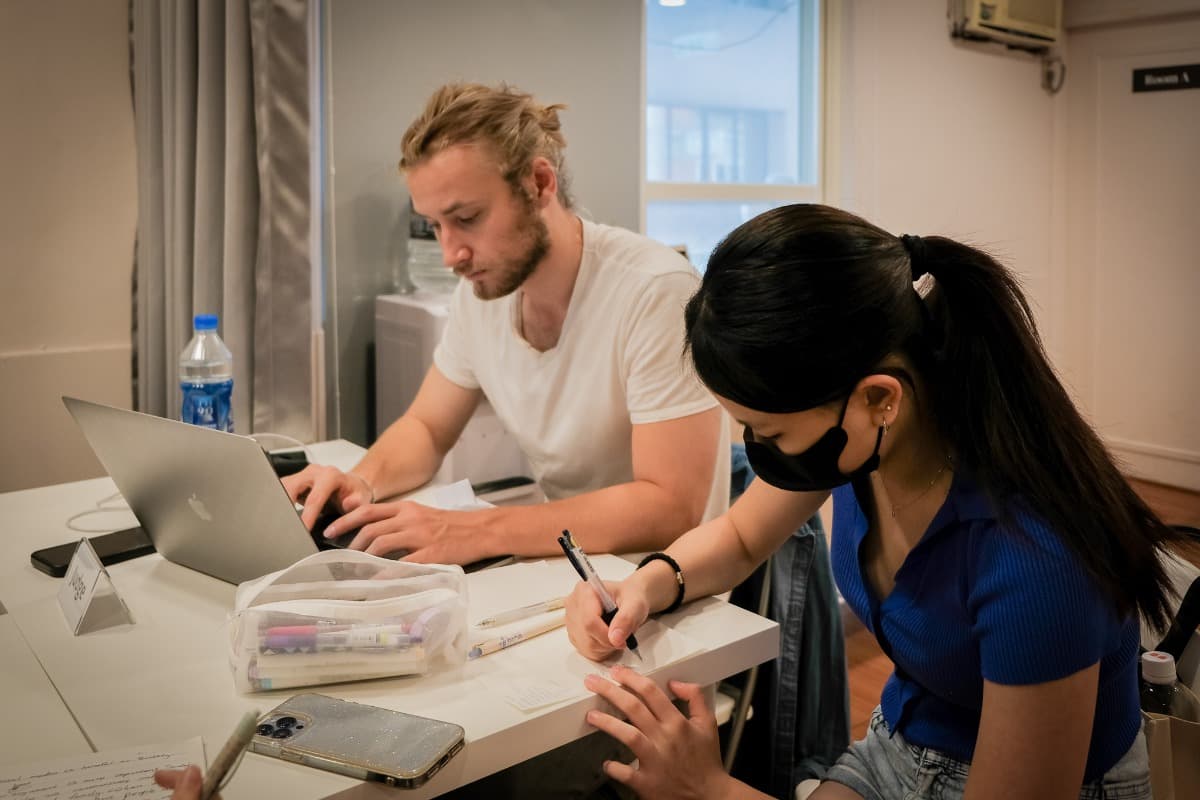 One-on-one English lesson with a student
